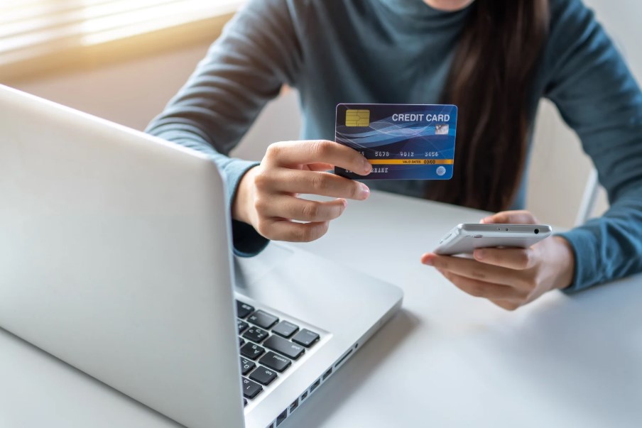 被信用卡循環利息與信貸追著跑？2026 年債務整合完整攻略：這 3 招讓月付金減半